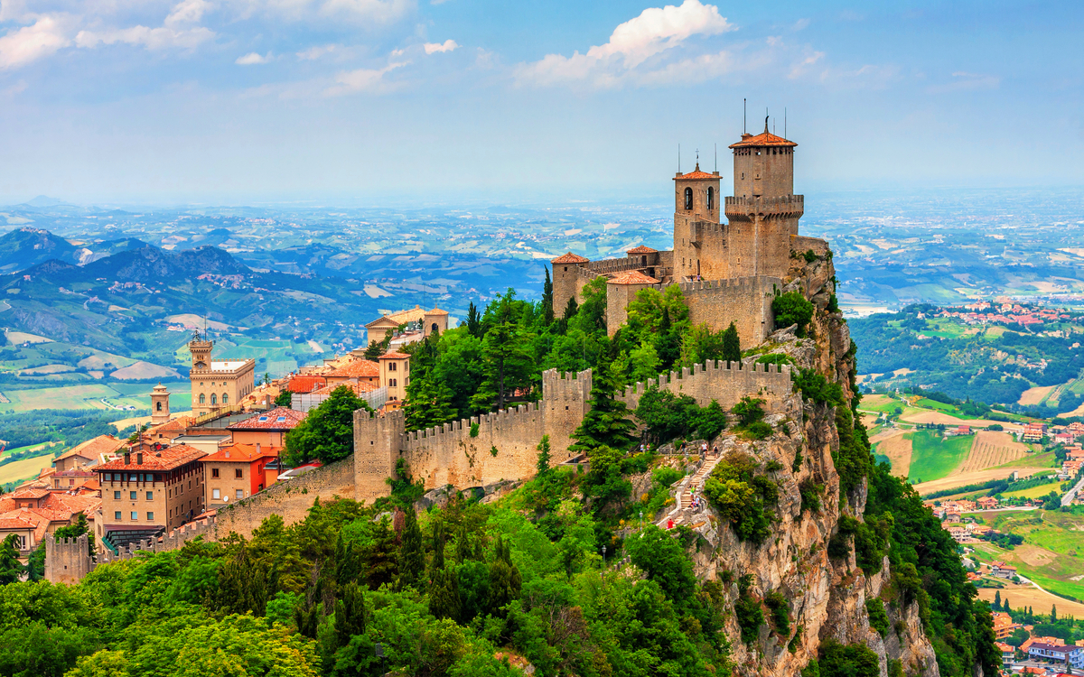 Blick auf den Monte Titano und die Festung San Marino - © Vladimir Sazonov - stock.adobe.com
