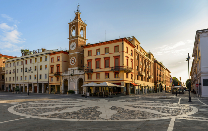 Piazza Tre Martiri, Platz der drei Märtyrer mit traditionellen Gebäuden, Uhr und Glockenturm in der historischen Altstadt von Rimini - © Zadvornov - stock.adobe.com