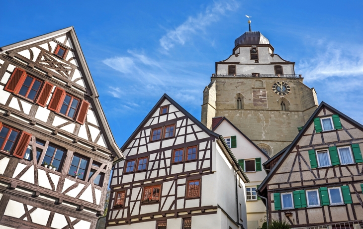 Fachwerkhäuser und Stiftskirche in Herrenberg - © Robert Schneider - Fotolia