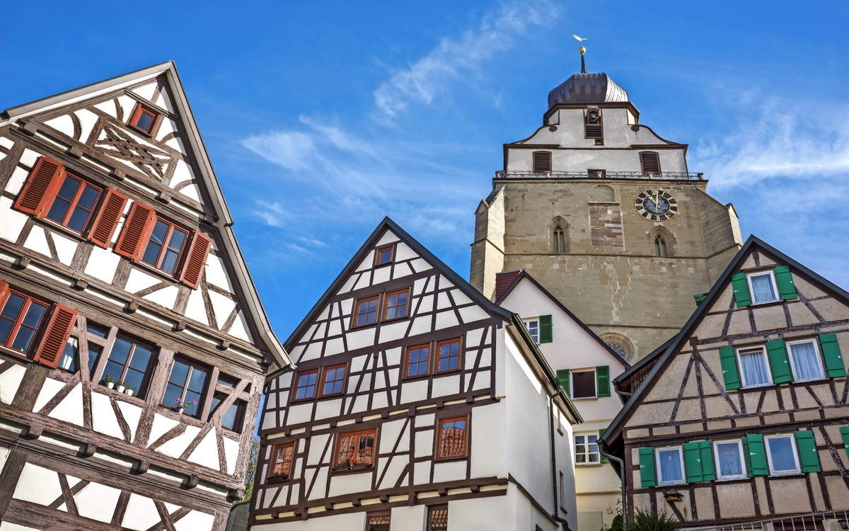 Fachwerkhäuser und Stiftskirche in Herrenberg - © Robert Schneider - Fotolia