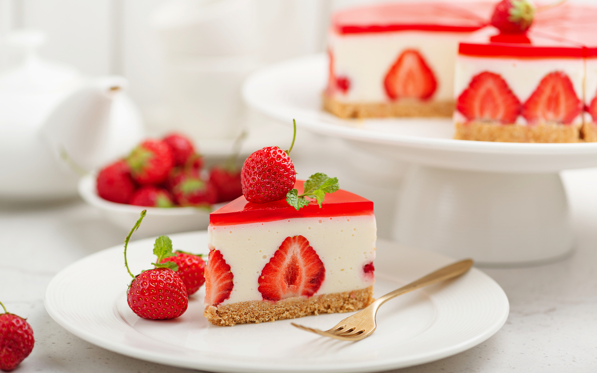 Kalter Käsekuchen mit Erdbeere und Erdbeergelee. - ©Nelea Reazanteva - stock.adobe.com