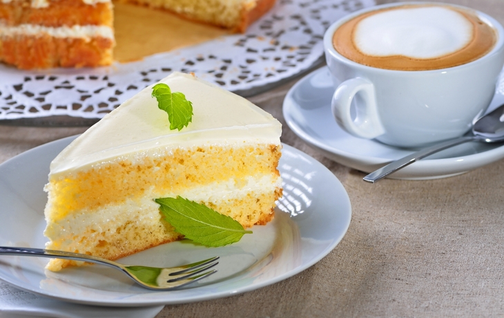 Leckere Biskuit-Joghurttorte mit Cappuccino - © kab-vision - stock.adobe.com