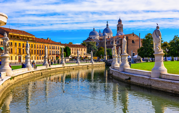 Blick auf den Kanal mit Statuen auf dem Platz Prato della Valle und die Basilika Santa Giustina in Padua - © Ekaterina Belova - stock.adobe.com