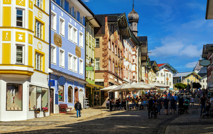 Marktstraße in der Kurstadt Bad Tölz in Oberbayern - © HeinzWaldukat - stock.adobe.com
