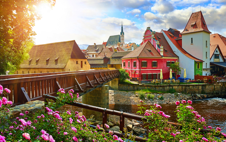 Holzbrücke über den Fluss Moldau in Krumau - © Yasonya - stock.adobe.com