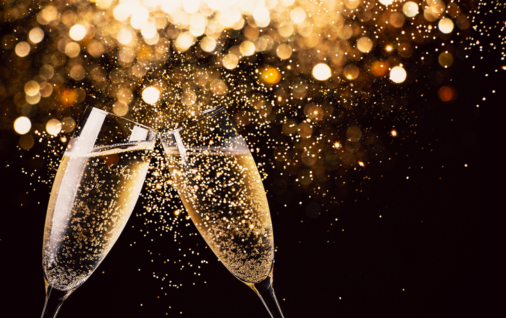 Feierlicher Toast mit Champagner - © asife - stock.adobe.com