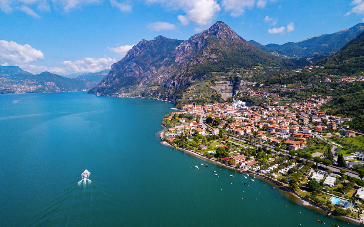 Luftaufnahme von Sulzano am Lago d’Iseo - © Silvano Rebai - stock.adobe.com