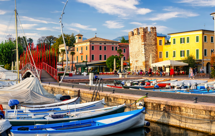 Boote im Altstadthafen von Bardolino - © EKH-Pictures - stock.adobe.com