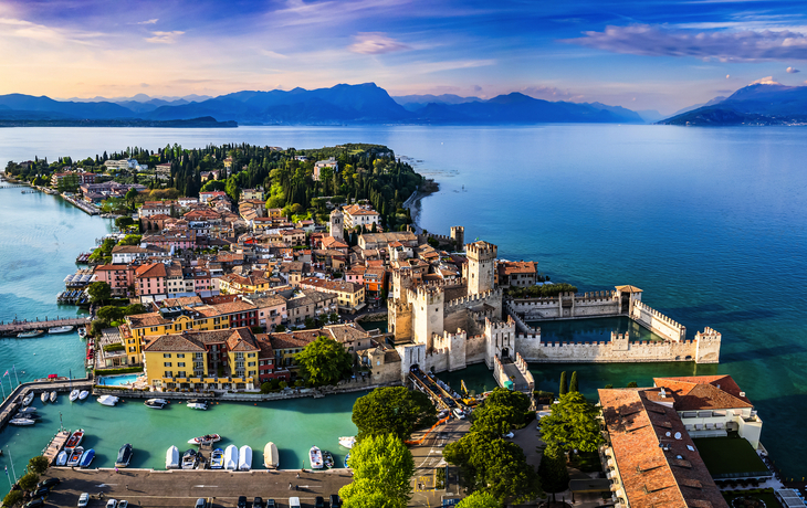 Altstadt und Hafen von Sirmione in Italien - © Ralph Hoppe - www.FooTToo.de