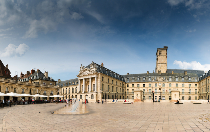 Blick auf den Platz Place de La Liberacion im Herzen der Altstadt von Dijon - © makasana photo - stock.adobe.com