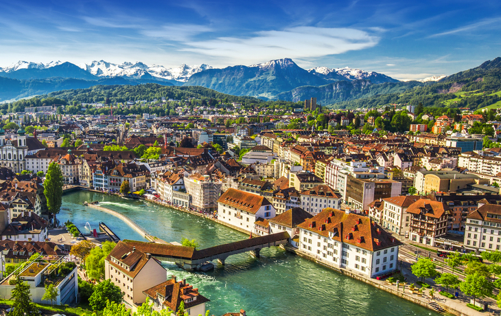 Berg Pilatus und historisches Stadtzentrum von Luzern - ©gevisions - stock.adobe.com