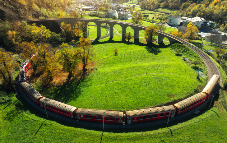 Kreisviadukt von Brusio mit dem Bernina Express im Herbst - © den-belitsky - stock.adobe.com