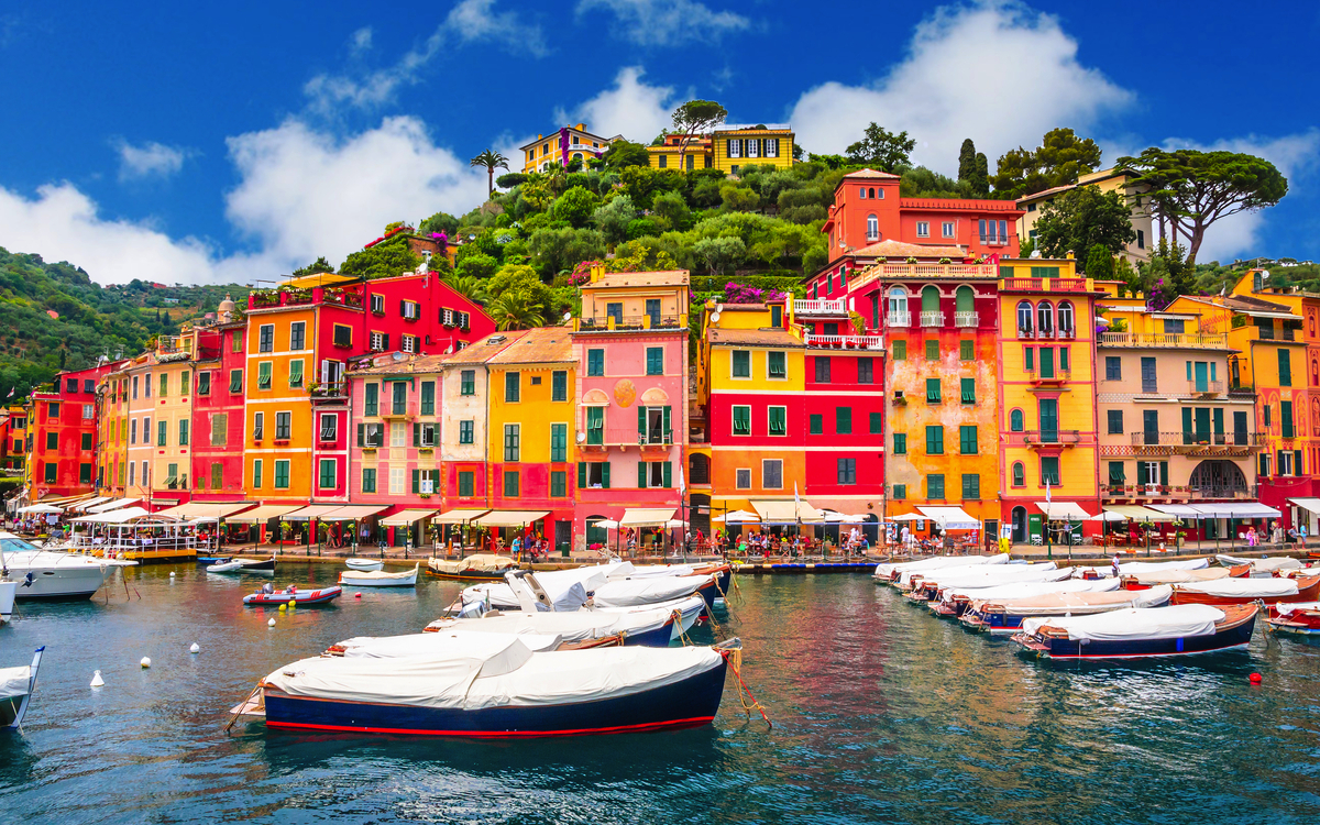 Bucht mit bunten Häusern in Portofino - © Olena Zn - stock.adobe.com