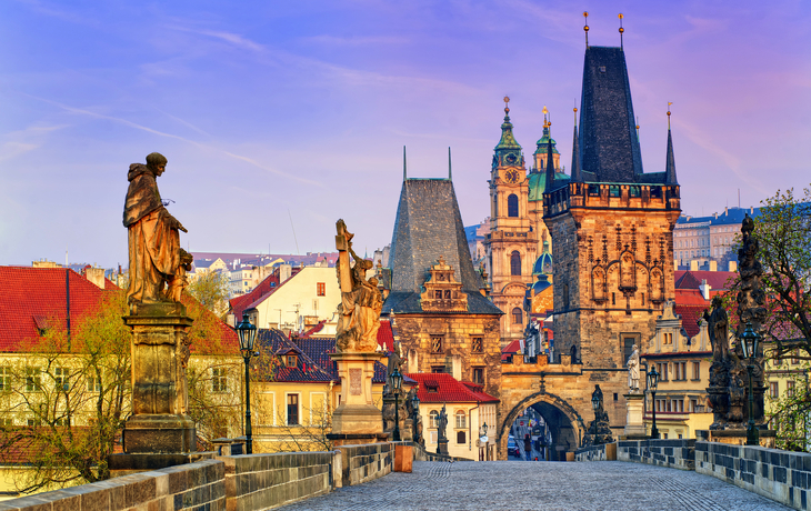 Die Karlsbrücke und die Türme der Prager Altstadt bei Sonnenaufgang, Tschechische Republik - © Boris Stroujko - stock.adobe.com