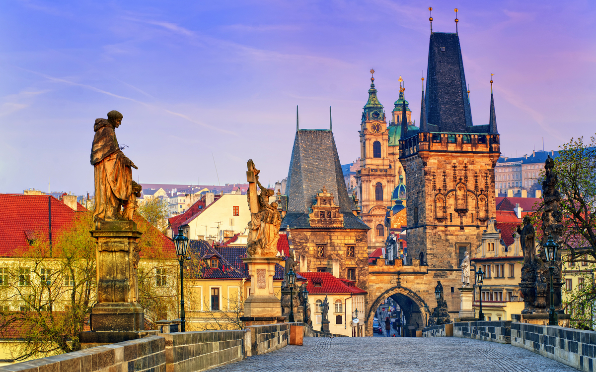 Die Karlsbrücke und die Türme der Prager Altstadt bei Sonnenaufgang, Tschechische Republik - © Boris Stroujko - stock.adobe.com