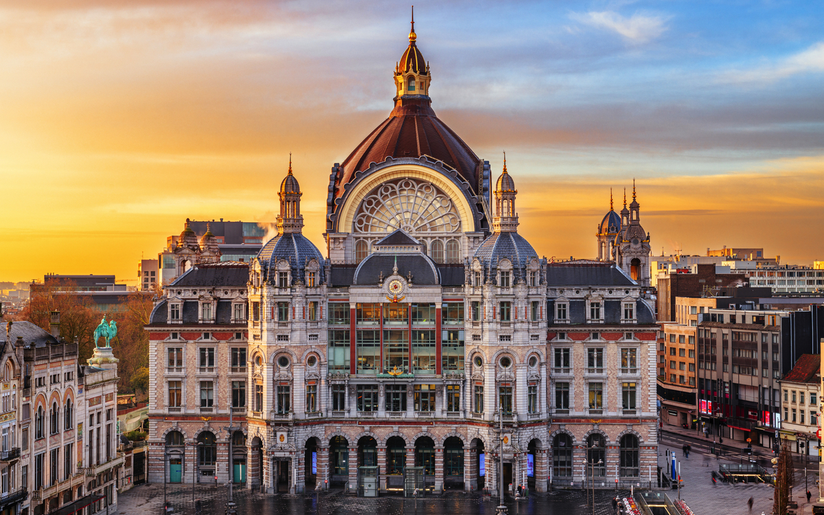 belgisches Stadtbild am Hauptbahnhof von Antwerpen - © SeanPavonePhoto - stock.adobe.com