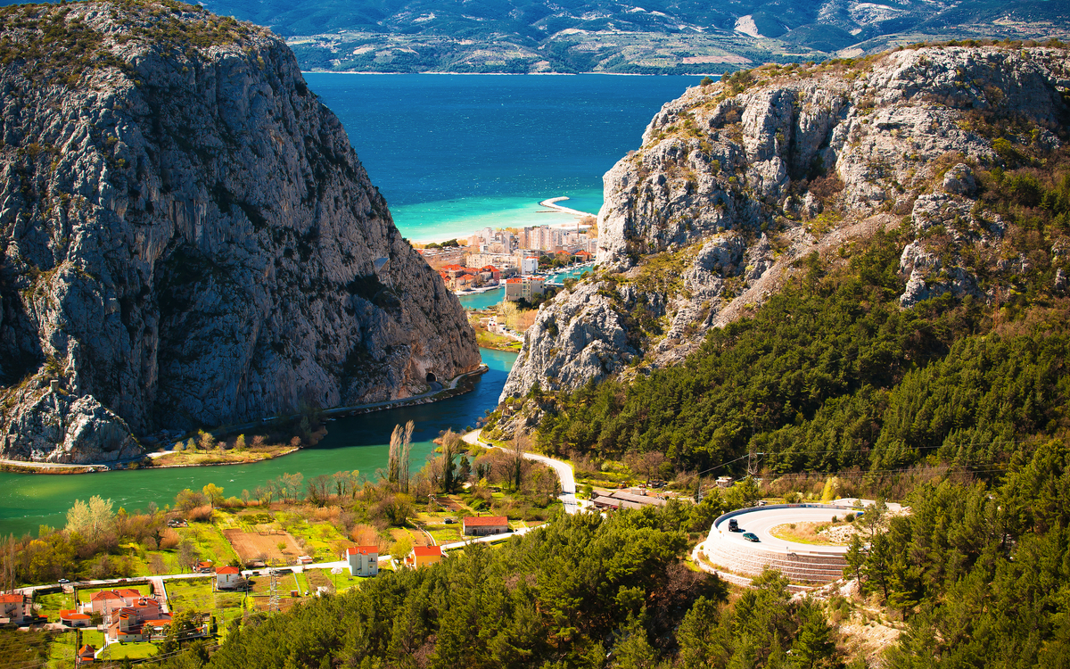 Schlucht und Mündung des Flusses Cetina in Omis - © xbrchx - stock.adobe.com