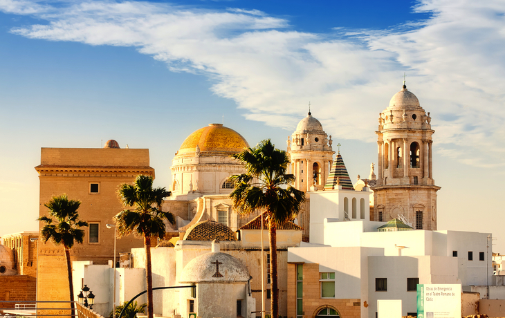 © Mik Man - stock.adobe.com - Alte Kathedrale in Cádiz