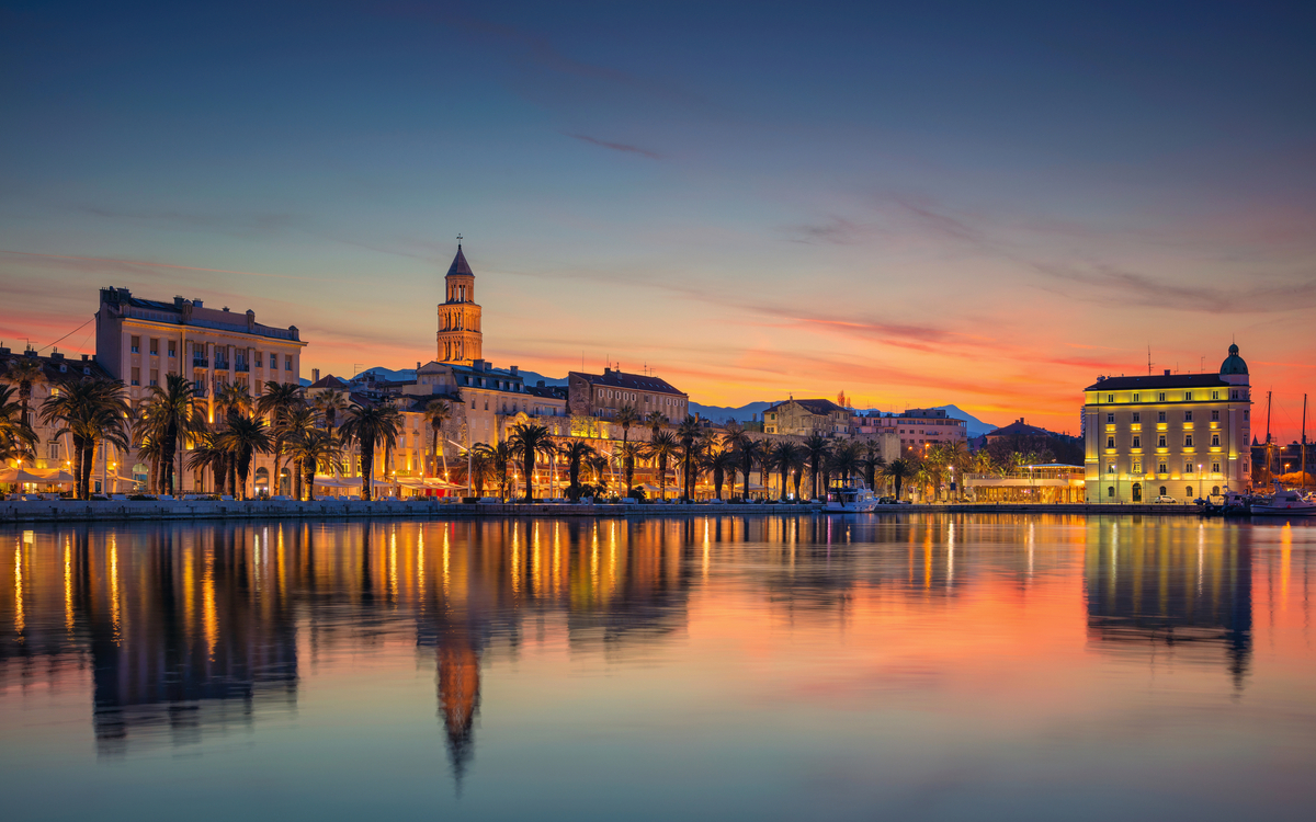 farbenfrohes Abendbild der Stadt Split - © rudi1976 - stock.adobe.com