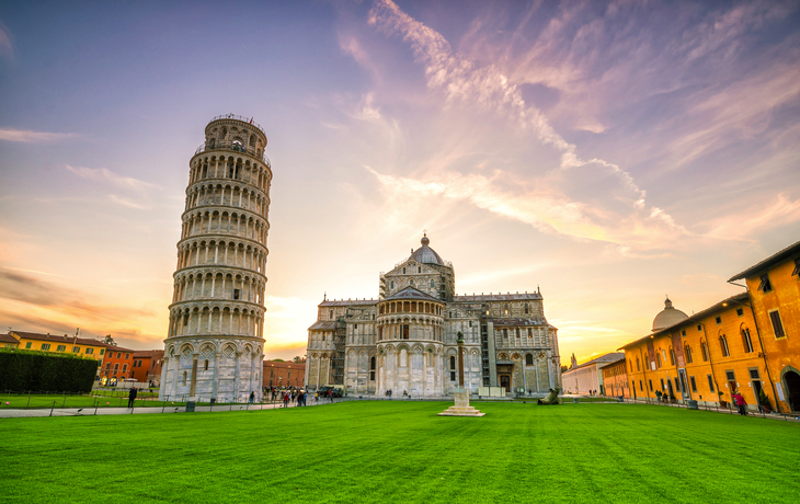 Schiefer Turm und Dom Santa Maria Assunta am Piazza dei Miracoli in Pisa, Italien - © f11photo - stock.adobe.com