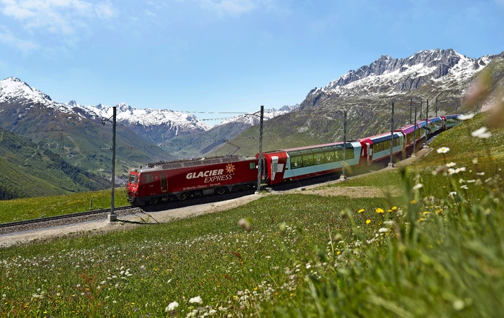 Glacier Express am Oberalp Pass - swiss-image.ch/Stefan Schlumpf