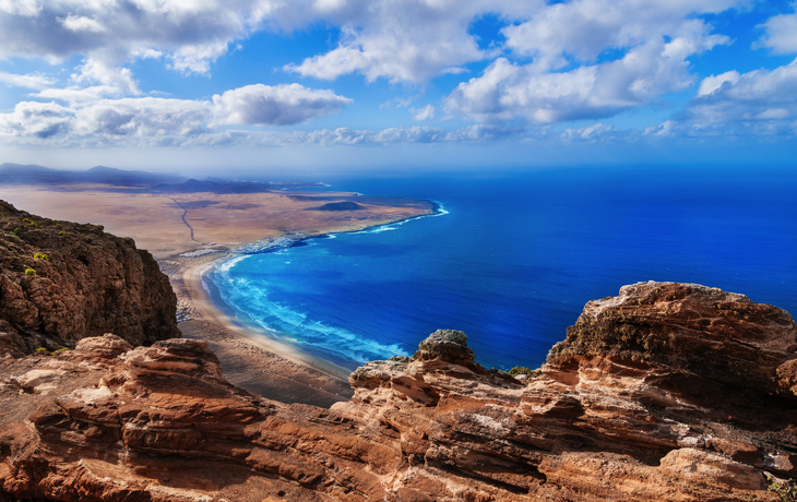 © cristianbalate - stock.adobe.com - Blick vom Aussichtspunkt El Risco de Famara auf den El Bosquecillo Nationalpark