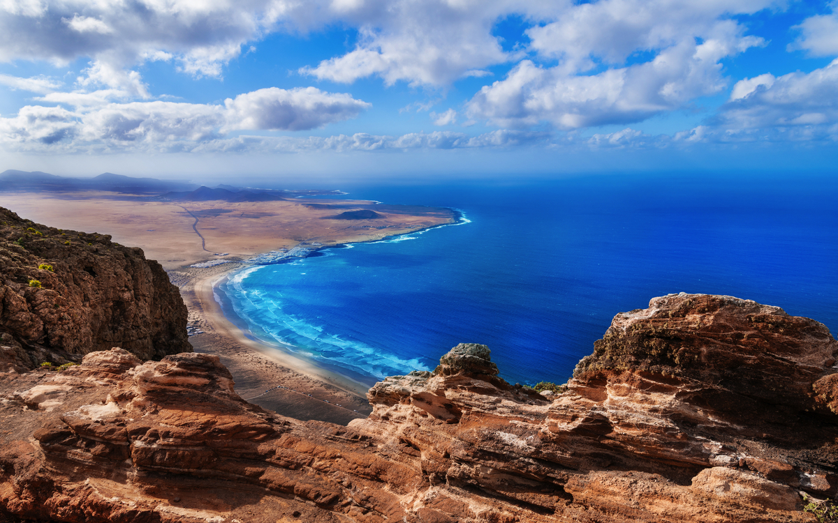 Blick vom Aussichtspunkt El Risco de Famara auf den El Bosquecillo Nationalpark - © cristianbalate - stock.adobe.com