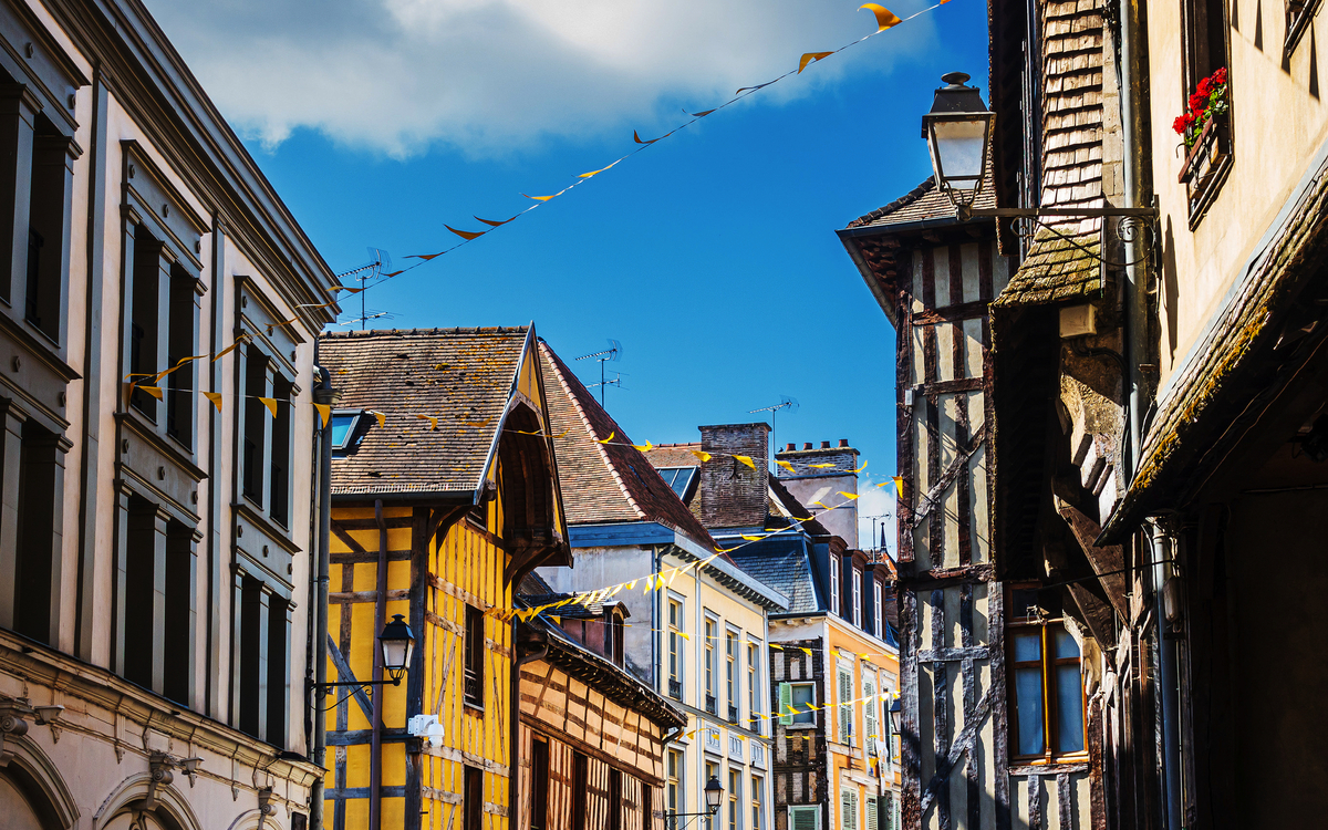mittelalterliche Fachwerkhäuser auf dem Marktplatz in Troyes - © ilolab - stock.adobe.com