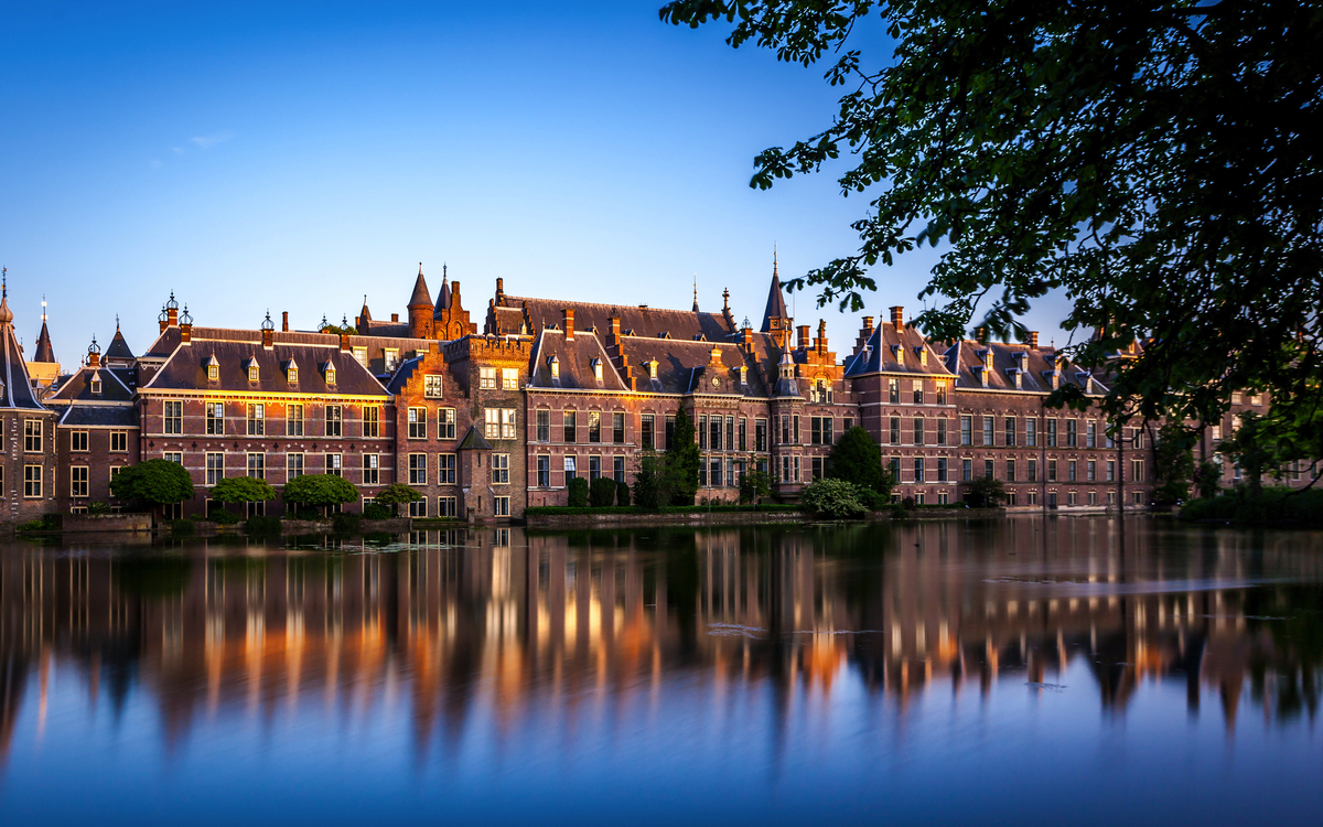 Den Haag Binnenhof mit den letzten Sonnenstrahlen - © tipak16 - stock.adobe.com