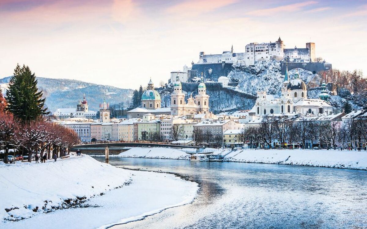 winterliche Altstadt von Salzburg mit Festung Hohensalzburg - © JFL Photography - Fotolia