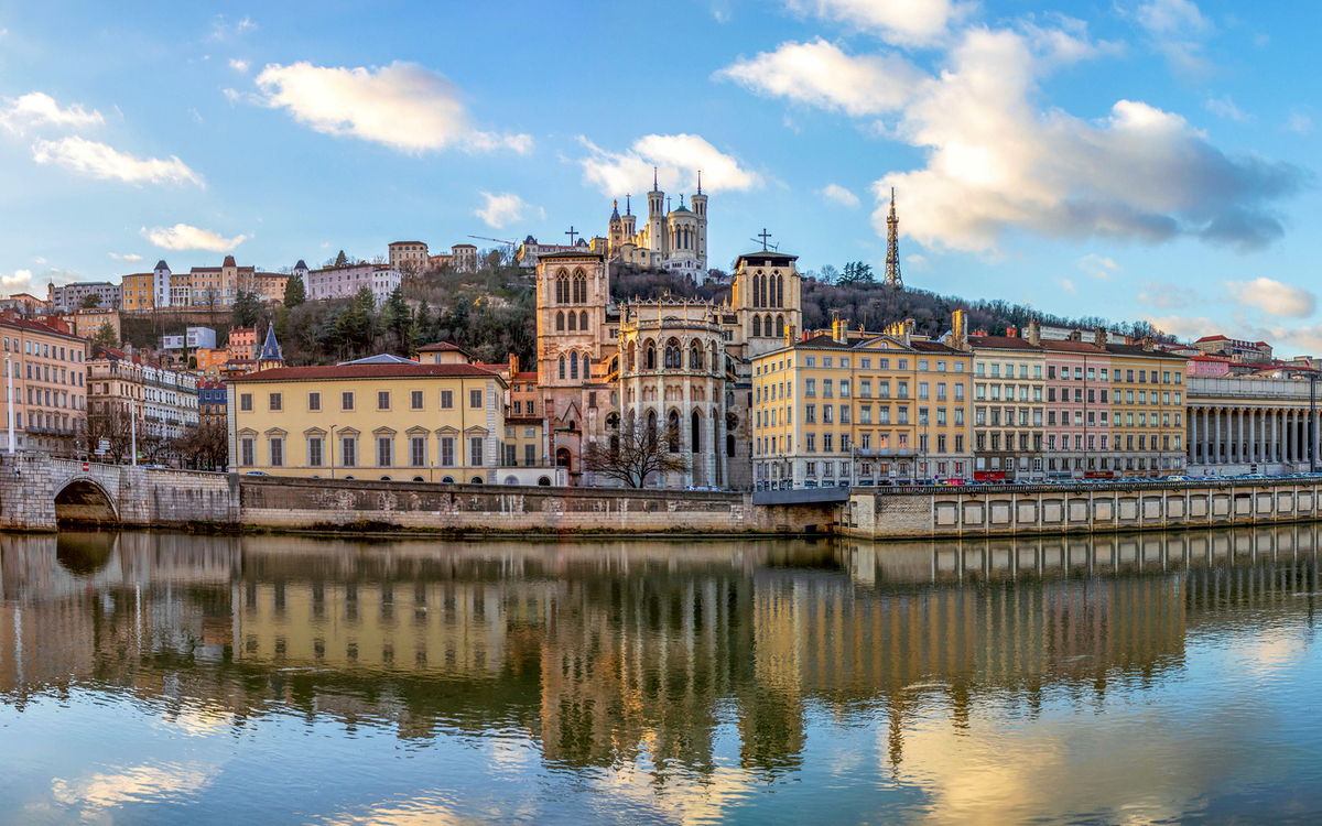 Kathedrale Saint Jean und Basilika Notre-Dame de Fourvière in Lyon - © nomadkate - stock.adobe.com