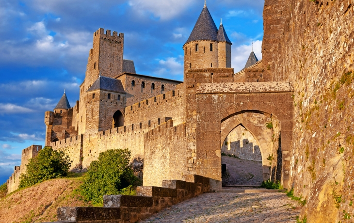 Tor von Aude am späten Nachmittag in Carcassonne - © Pablo Debat - stock.adobe.com