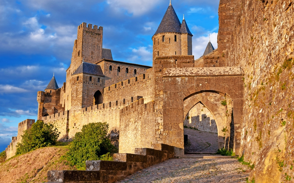 Tor von Aude am späten Nachmittag in Carcassonne - © Pablo Debat - stock.adobe.com