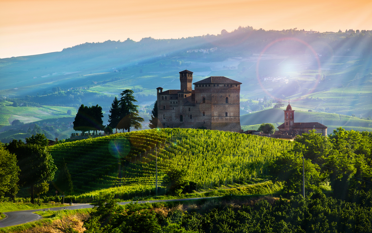 Blick auf das Schloss von Grinzane Cavour bei Sonnenuntergang - © Maurizio Milanesio - www.milanesio.it