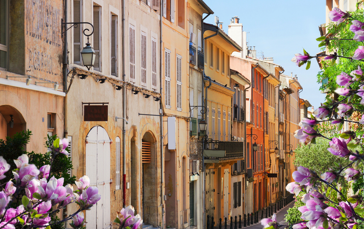 Altstadtstraße von Aix-en-Provence im Frühling, Frankreich - ©neirfy - stock.adobe.com