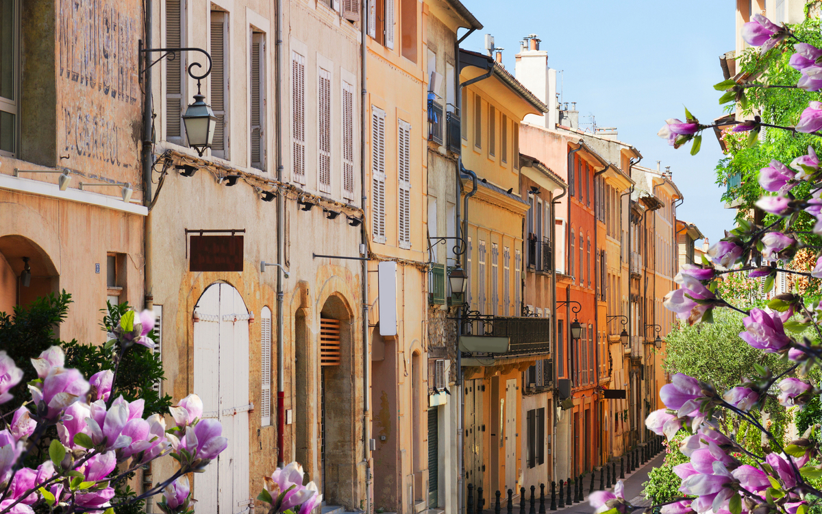 Altstadtstraße von Aix-en-Provence im Frühling, Frankreich - ©neirfy - stock.adobe.com