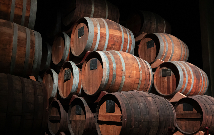 Calvados-Fässer in der Normandie - © barmalini - stock.adobe.com