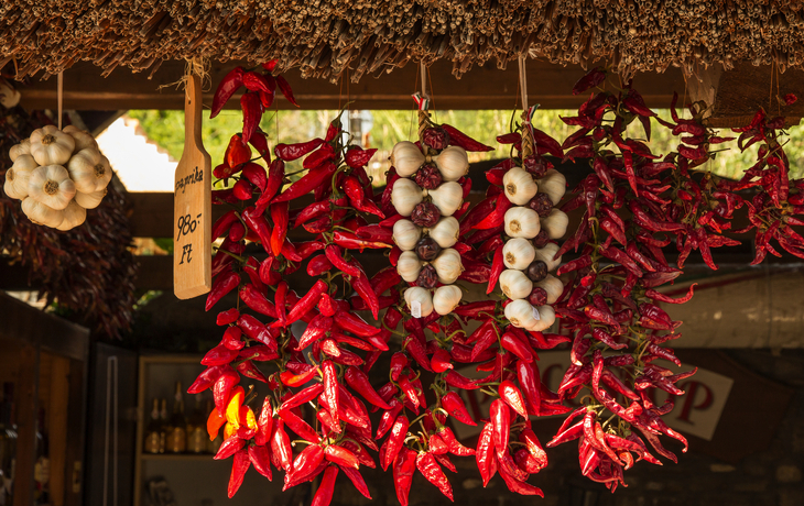 Ungarische Paprika an einem Marktstand - ©Guntar Feldmann - stock.adobe.com