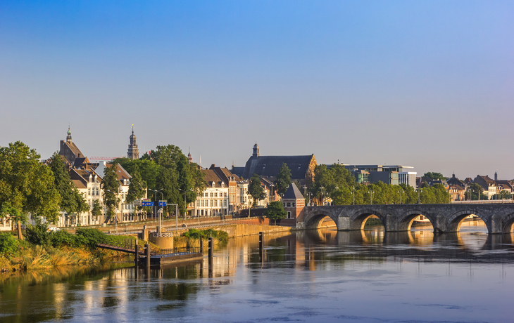 © venemama - stock.adobe.com - historische Servaas-Brücke über den Fluss Maas im Morgengrauen in Maastricht