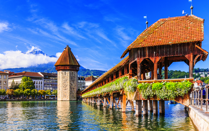 ©emperorcosar - stock.adobe.com - die Kapellbrücke ist das Wahrzeichen der Stadt Luzern in der Schweiz