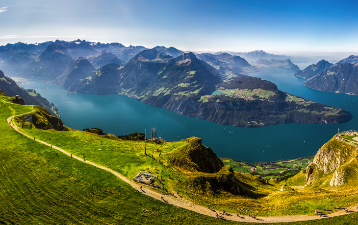 ©Eva Bocek - stock.adobe.com - Aussicht auf den Vierwaldstättersee mit Rigi und Pilatus, Brunnenstadt vom Fronalpstock