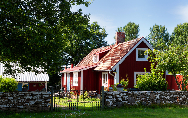 typisches, rotes Holzhaus in Schweden auf der Insel Öland - © Almgren - stock.adobe.com