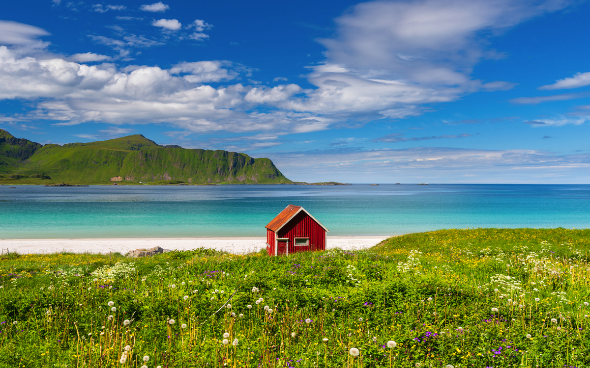 rote Hütte an einem Strand im Sommer auf den Lofoten, Norwegen - © Roberto Roberti Photography