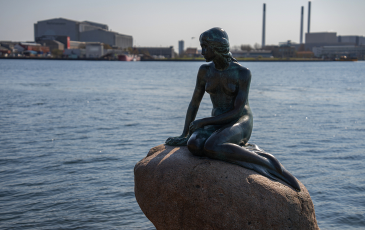 Statue der kleinen Meerjungfrau mit Blick auf den Hafen in Kopenhagen - © Reinier - stock.adobe.com