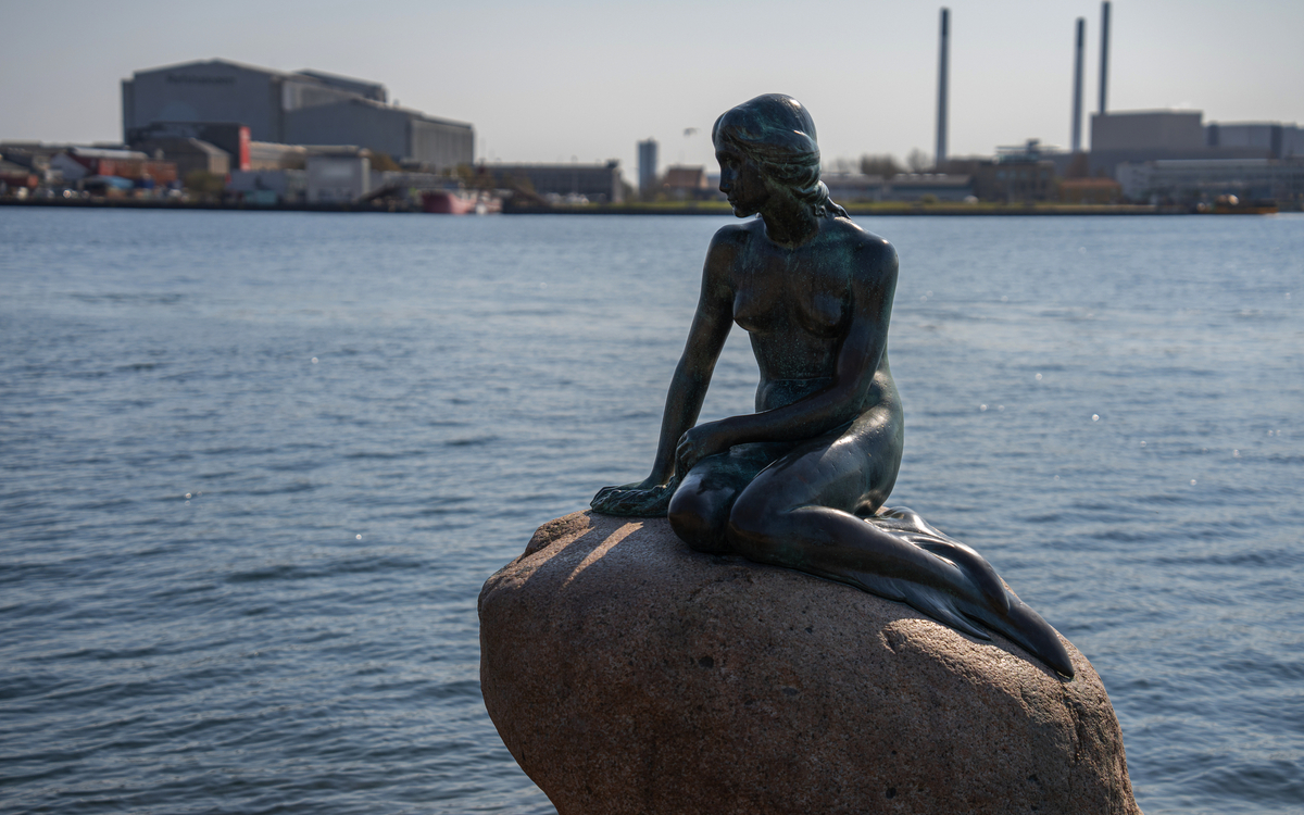 Statue der kleinen Meerjungfrau mit Blick auf den Hafen in Kopenhagen - © Reinier - stock.adobe.com