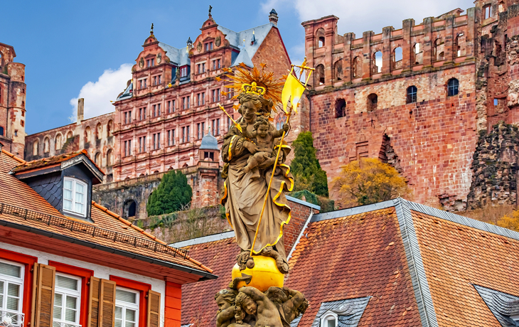 Statue der Madonna mit Kind in der Kornmarkt mit Heidelberger Schloss - © Nina - stock.adobe.com