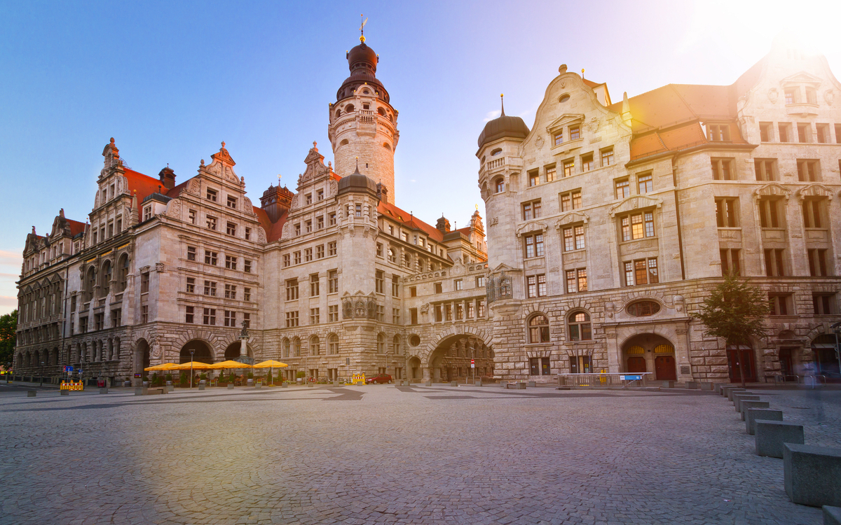 Auf dem Burgplatz in Leipzig und Blick auf das Neue Rathaus. - © FSEID - stock.adobe.com