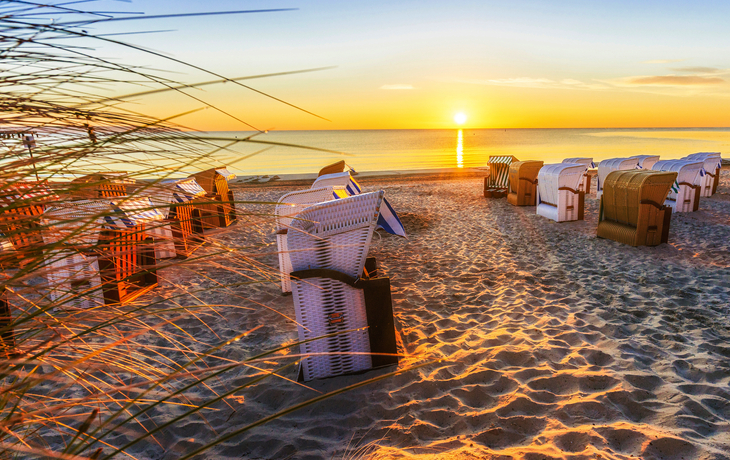 Strandkörbe am Strand von Rügen - © marcus_hofmann - stock.adobe.com
