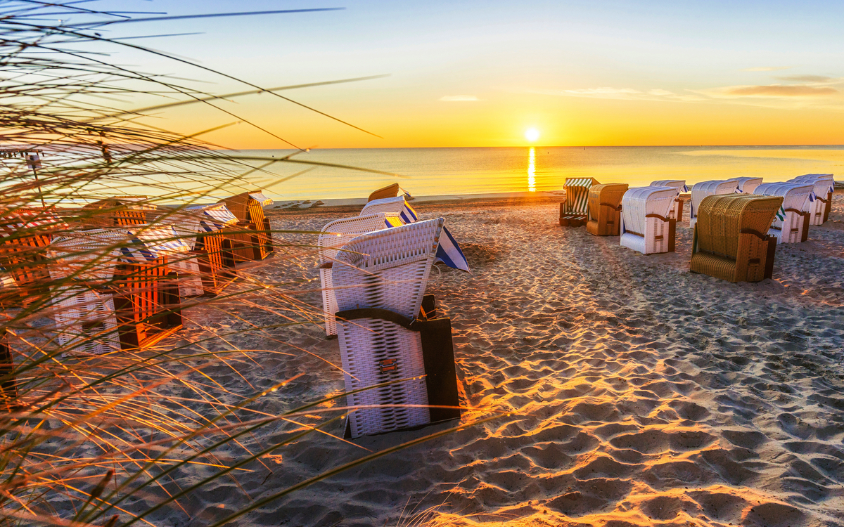 Strandkörbe am Strand von Rügen - © marcus_hofmann - stock.adobe.com