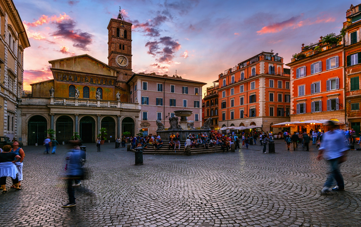 © RossHelen/Shutterstock